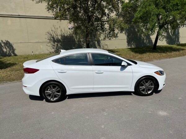 HYUNDAI ELANTRA - 2018 - Image 7