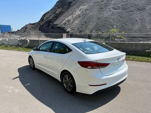 HYUNDAI ELANTRA - 2018 - Image 8
