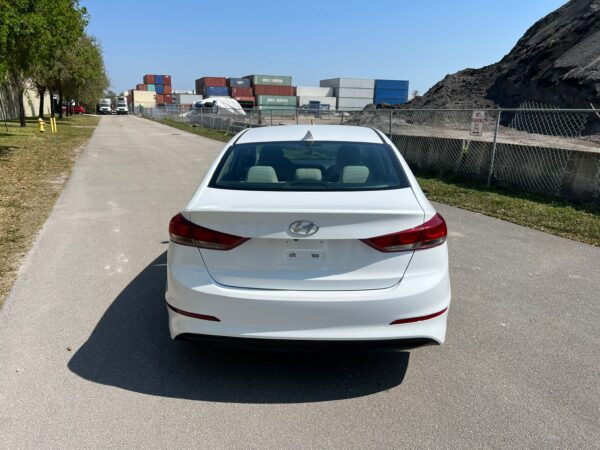 HYUNDAI ELANTRA - 2018 - Image 9