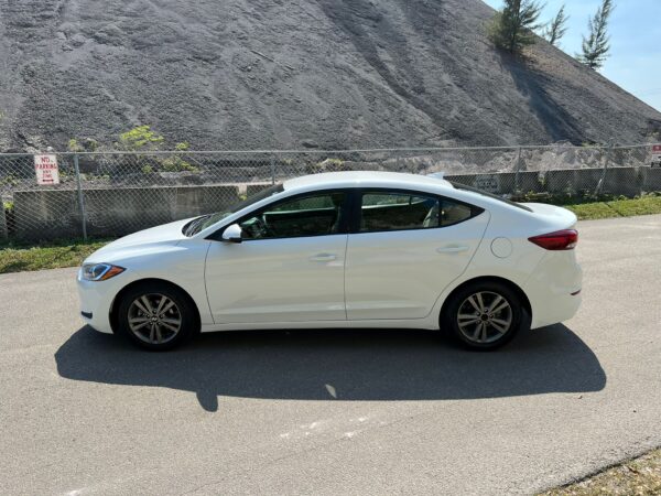 HYUNDAI ELANTRA - 2018 - Image 10
