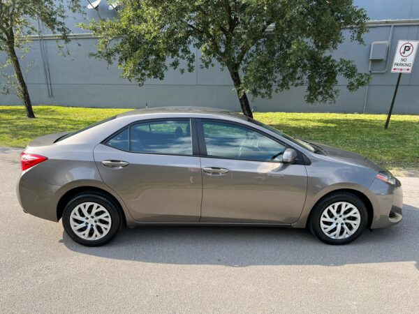 TOYOTA COROLLA LE - 2017 - Image 8